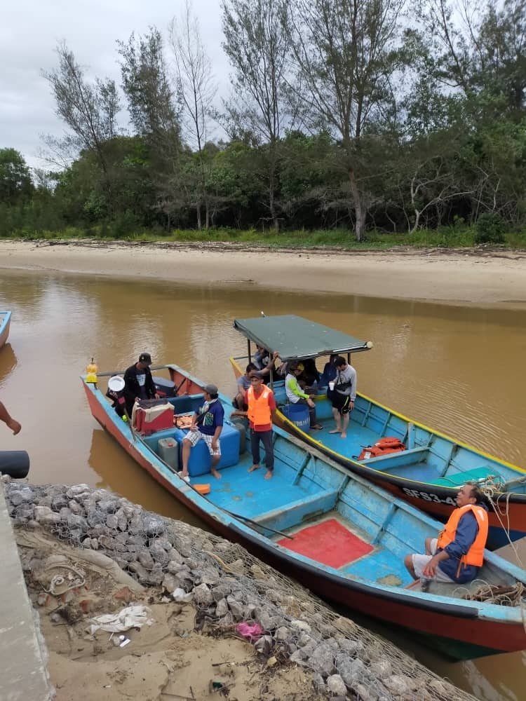 峇甘渔民卡迪宾达出海捕鱼失踪，当地村民动员参与搜寻工作。