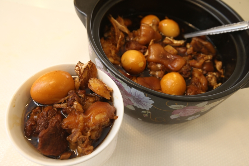 肉质鲜美的猪脚醋，具有驱寒驱风的功效，除了是妇女坐月子的必吃料理，更是一道正宗的广东传统名菜。
