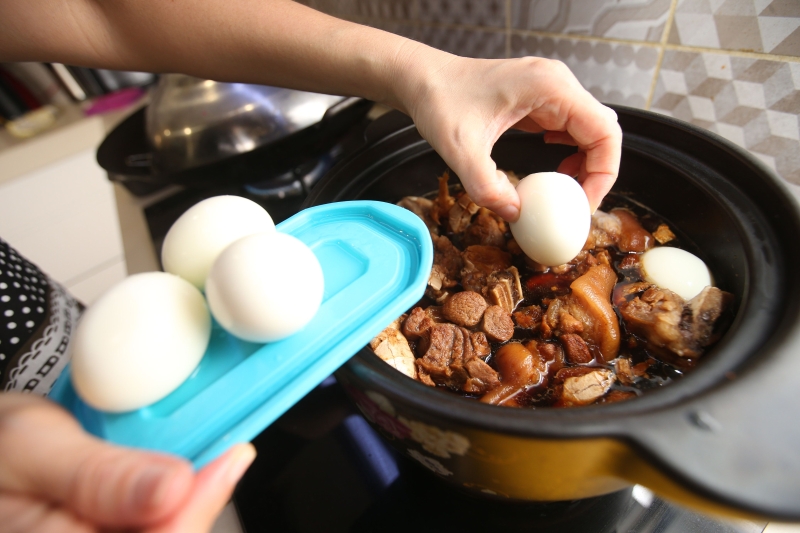 快煮好时，放入熟鸡蛋，煮至染色。