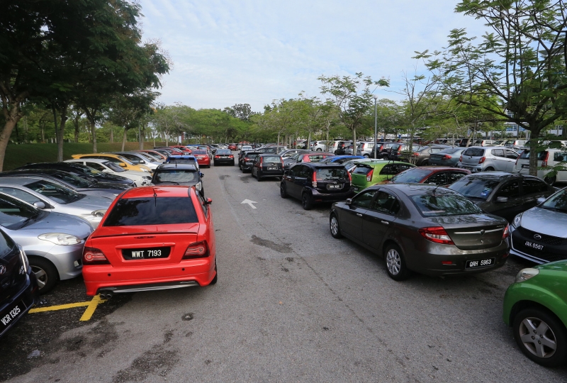沙登医院内的免费停车场严重爆满，有者甚至双重停车，导致路面空间更细窄。