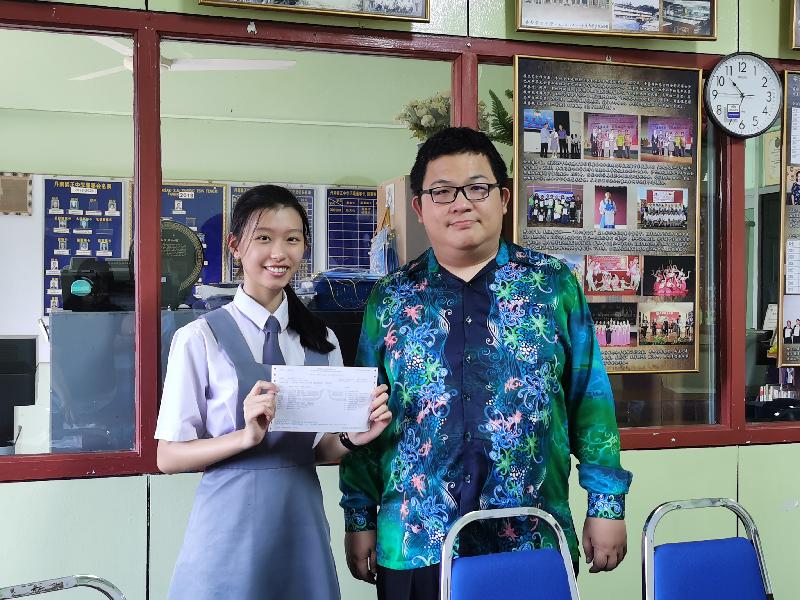 张孜忆（左）考获大马教育文凭考试8A2B佳绩。右为张志捷。