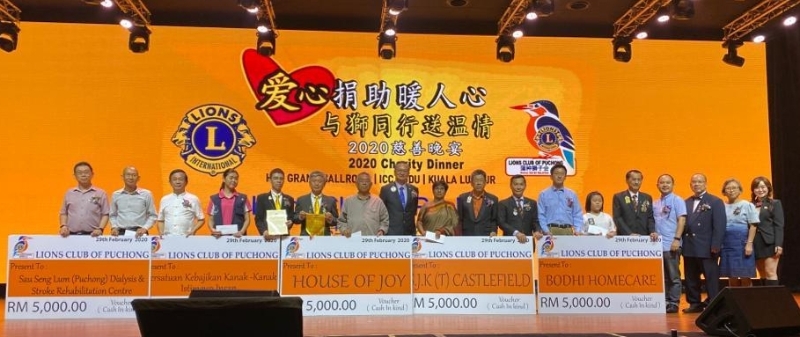 谢文开（左六）与众特别嘉宾颁发模拟支票予当晚的5个受惠单位负责人。