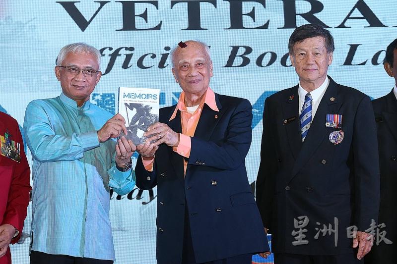 莫哈末哈欣（中）、阿芬迪旺（左）与吴成都（右）推介《马来西亚退伍国防卫队回忆录》，记录马来西亚华裔军人的故事。