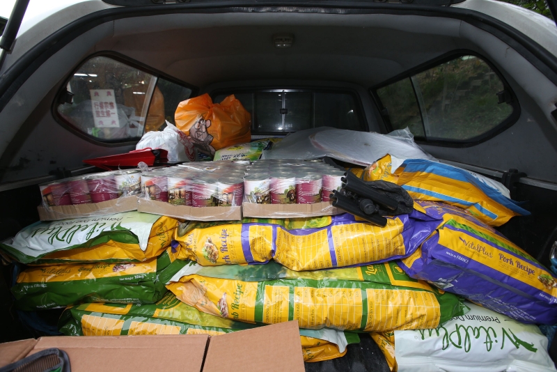 怡保万里狮子会的志工团队为谢其胜提供逾500公斤的狗粮、大米等。