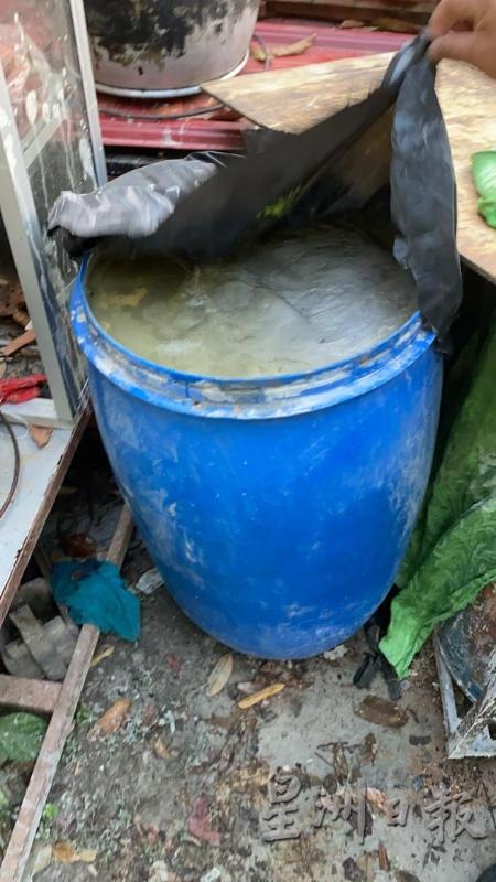 嫌犯疑杀死哥哥后，用水泥活埋死者在蓝色水桶里。