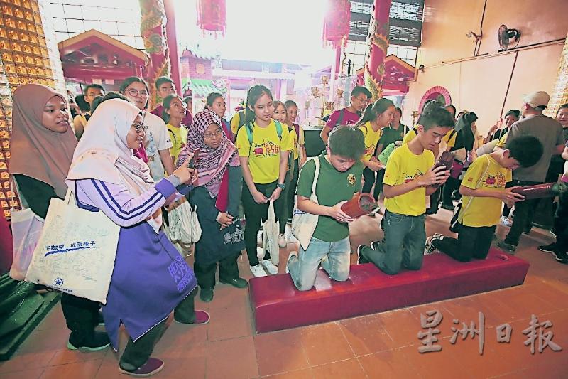 在独中生与宗教学校学生一起走访吉隆坡的寻宝活动上，华裔学生亲自体验求签的过程，让穆斯林学生大开眼界。