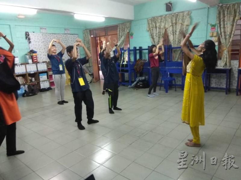 营员们在生活营里学习印度舞。