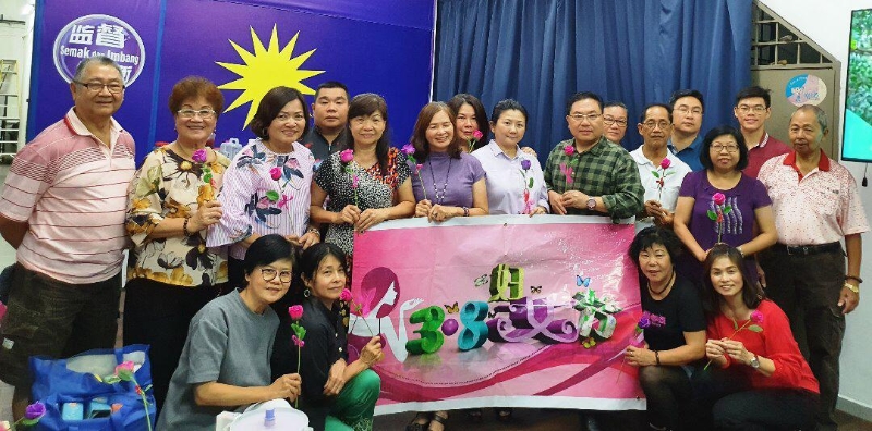 马华峇眼区会欢庆国际妇女节，中排右四为陈诠峰。
