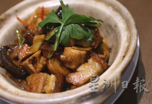 花菇火腩豆腐煲／RM20.80：火腩，烧肉也，师傅说茶餐厅的厨师向来会把烧肉的头头尾尾切下来，和花菇、豆腐和芹菜等做成煲仔菜，美味好下饭。