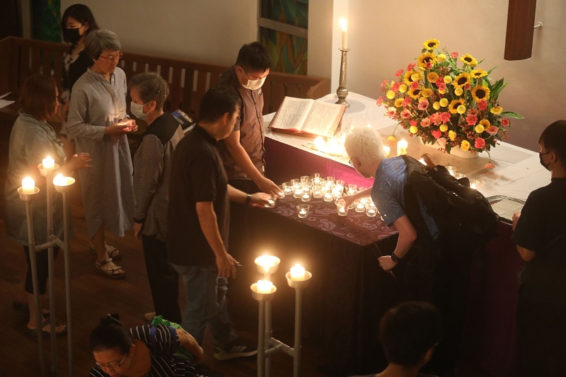 教徒点亮蜡烛，希望失事客机MH370的家属坚强，也希望政府继续调查工作，寻找答案。
