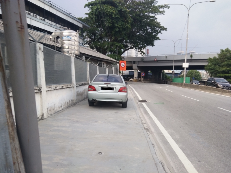 吉隆坡陈秀连路的陈秀连轻快铁站附近，经常有车主把车子停泊在行人道上，阻挡行人的去路。