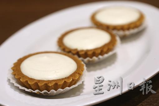 香滑豆腐花挞／RM2.95（一个）：豆味清鲜，口感水嫩，挞皮充满奶香，卖相清丽，口味清新。