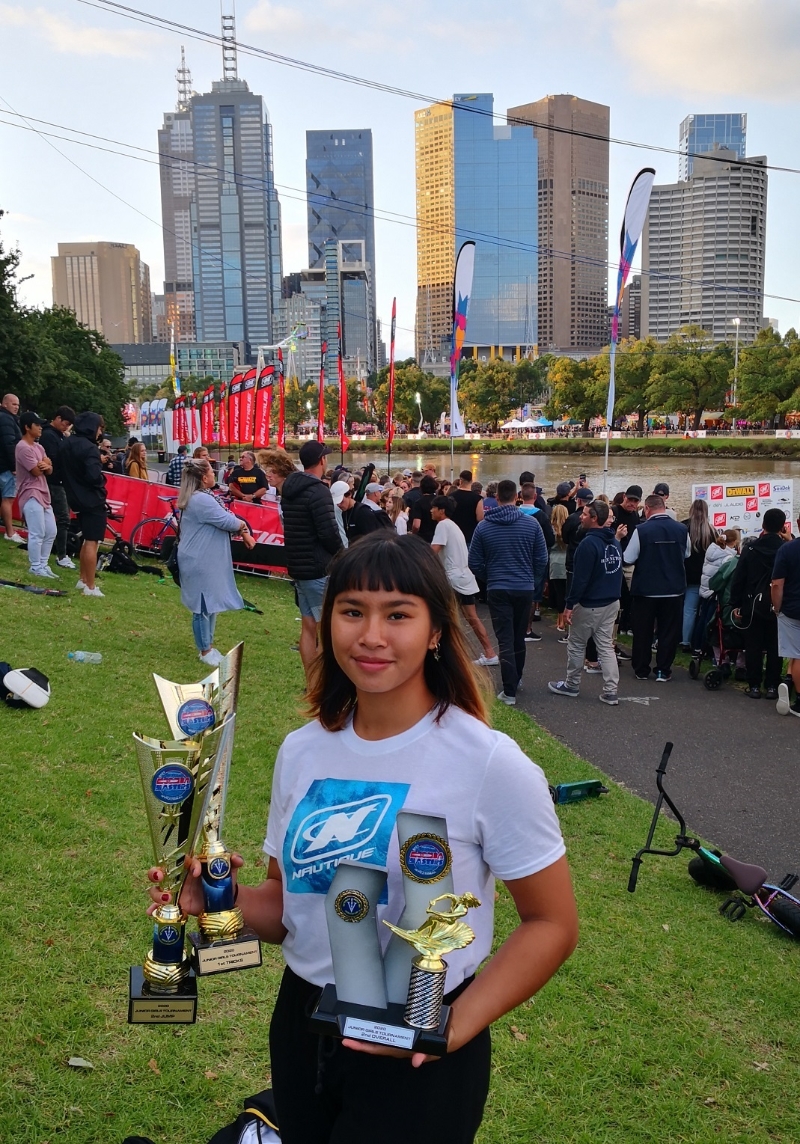 熊艾丽雅在Moomba精英赛夺下青少年组女子花样赛项冠军，为赛史首名夺冠的亚洲选手。图为熊艾丽雅展示其战果。