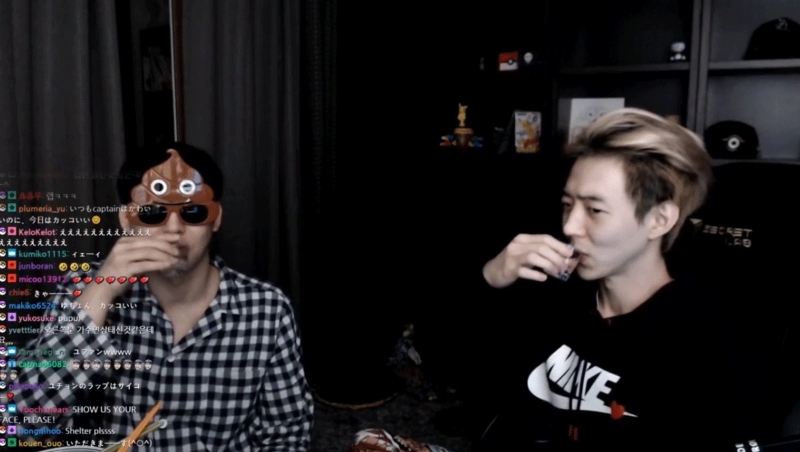 朴有天（左）戴着一坨屎造型太阳眼镜现身弟弟朴有焕的直播。