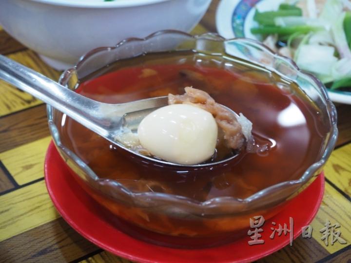 金宝四果汤有鹌鹑蛋，是在中国跟台湾所未见过的配料。

