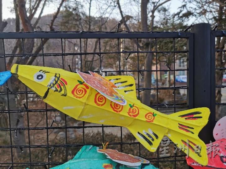 访客可以为山鳟鱼韩纸灯涂上色彩及写下愿望，然后系在街道旁的栏杆上 。
