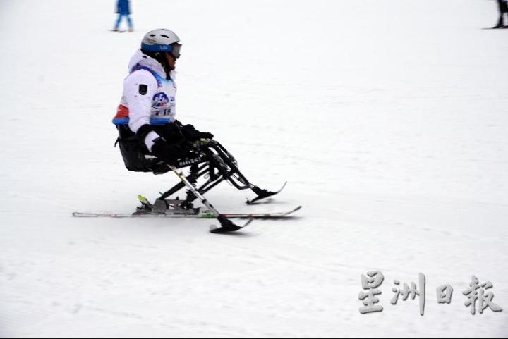 滑雪场上也可看见残障人士享受滑雪之乐。