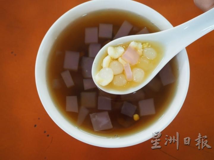 四果汤源于福建漳州一带，在太平、槟城称为四果汤，而在吉隆坡、怡保或金宝则也被称为清补凉，是一种华人特色甜汤。

