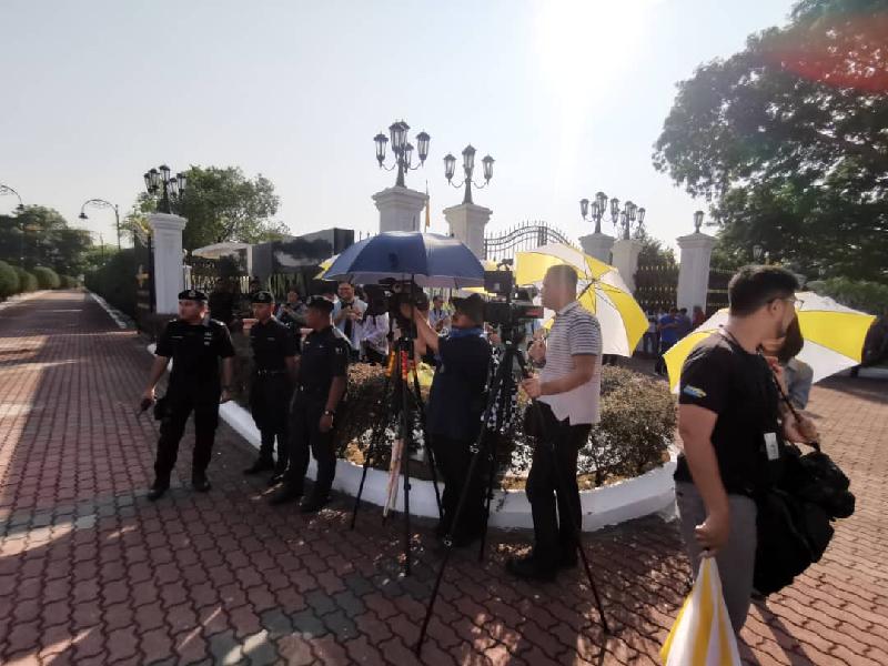 霹雳旅游机构也派代表到来派发雨伞及面包予驻守在近打行宫的媒体。