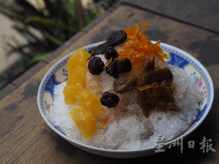 台南新化共益冰果室的四果冰配料有红李、蜜饯李（李仔咸）、木瓜签、杨桃干。

