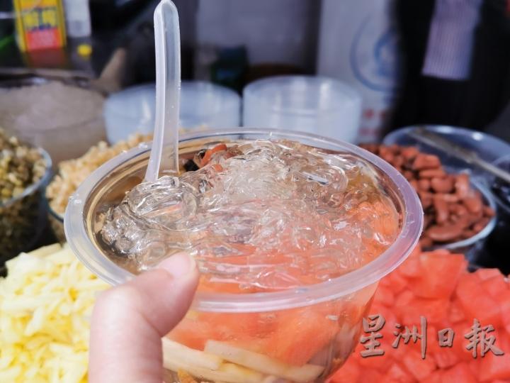 厦门猫街的“漳州四果汤”的配料多样，深受观光客喜爱。

