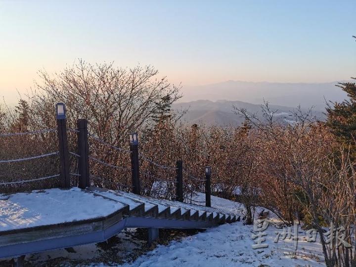 发旺山山顶的美景，会让人忘却冻僵的手指，不断地按快门拍照。