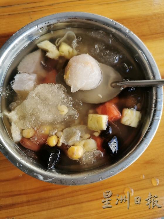 汤勺上一颗白色丸子就是漳州四果汤里独有的“亚达子”。

