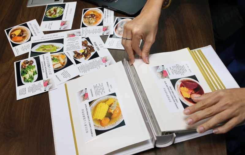 雁琪制作的食谱相册，有目录、页数，还会根据是菜肴或汤分成不同的相册来收藏，一丝不苟。