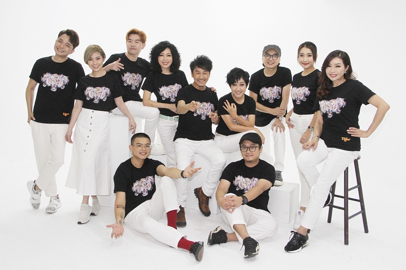 2020年首回合《Tiger星洲华教义演》的歌手们，穿上全新设计的“老虎T恤”拍摄宣传海报。