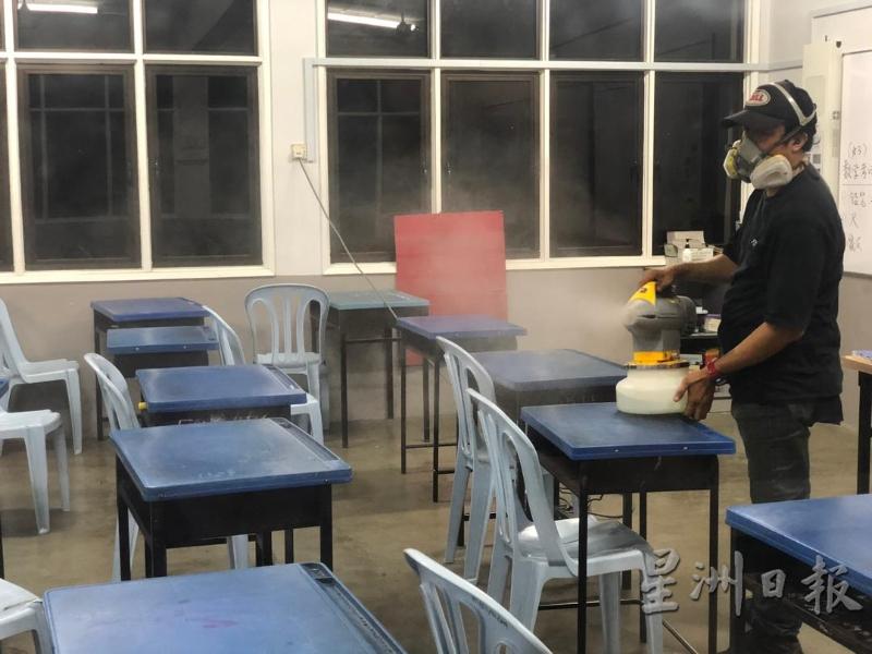 学校一名董事提供协助，漏夜安排人手在全校进行消毒工作。