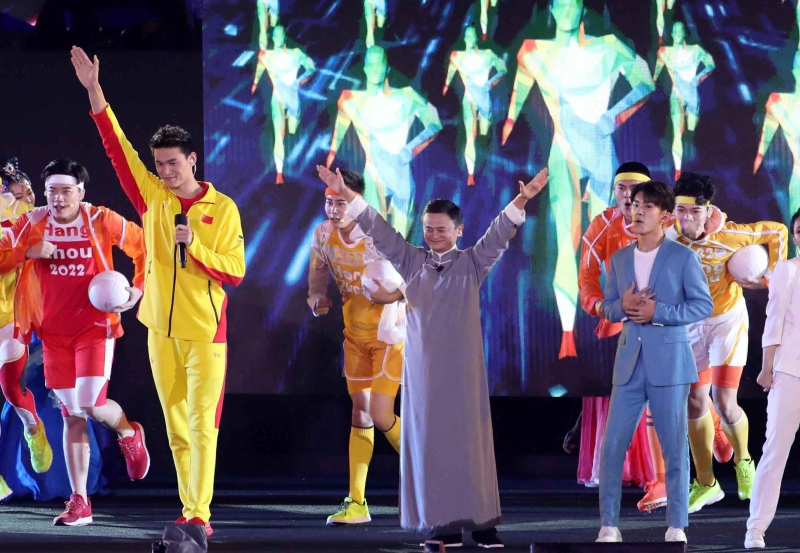 孙杨（前排左起）、马云与易烊千玺曾在雅加达亚运会闭幕式上一起亮相“杭州八分钟表演”，并欢迎全亚洲人民在2022年相聚杭州。