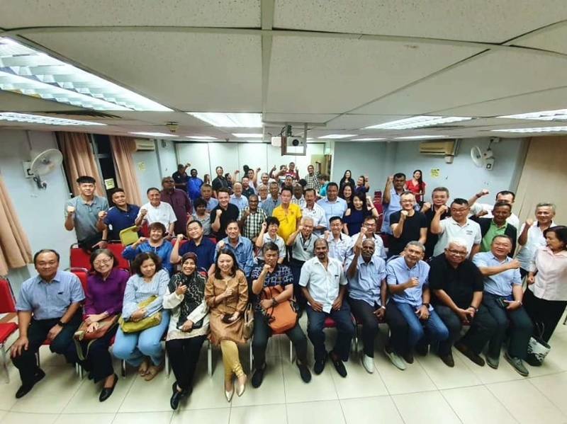 杨巧双（前排左五）召见泗岩沫的社区领袖及居民代表委员会成员，以商讨未来发展方向。

