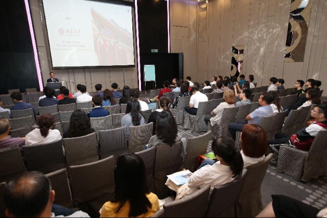家长和学生们一同出席香港大学开放日，以了解更多关于香港大学的资讯。