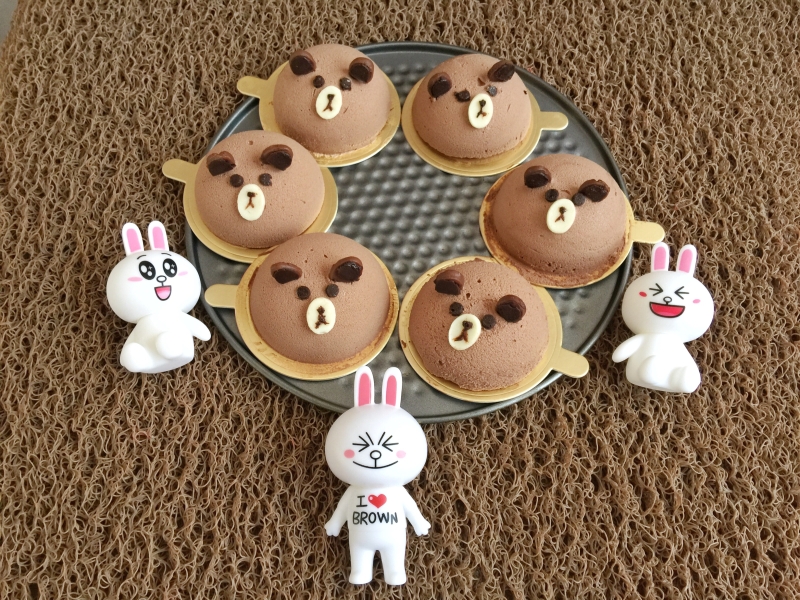 学烹饪的初期，雁琪以心爱的卡通熊大和兔兔作为原型，制作饼干和小蛋糕。
