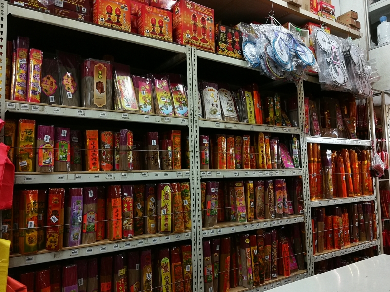 祭祖拜神是华文宗教文化中重要的元素，其中，香烛等神料品，是拜神的必备品。