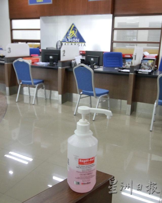 彭州内陆税收局有为民众准备消毒洗手液。