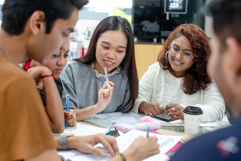 马来亚威尔斯国际大学的优秀师资团队，为学生提供优质教学氛围，协助学生深入了解所选读学科及相关知识。