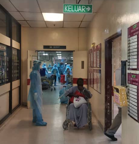 在Whatsapp流传的照片，指巴生中央医院的医护人员都穿戴全罩式防护衣，如临大敌应付出现在医院的疑似冠病病例。