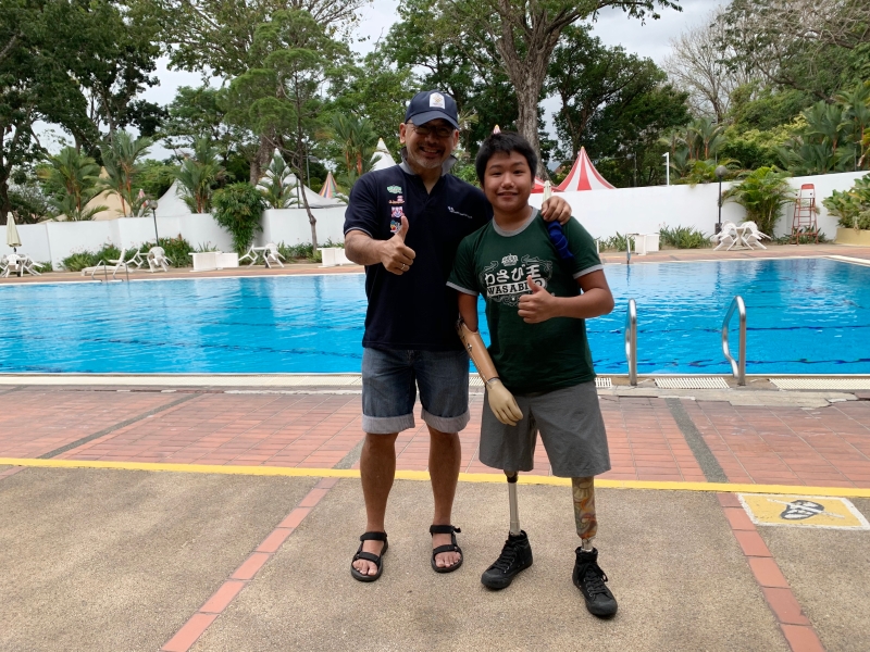 李克（右）四肢残缺，但泳技比许多人都了不起，左是其父亲李荣祥。