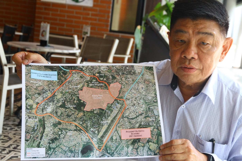 吴木炎展示他自行研究建议扩大城市中心边界的地图，里边涵盖广东义山颇大面积的土地。