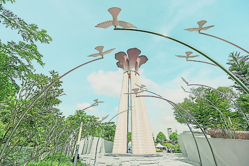 广东义山毗邻打造出马来亚二战人民蒙难纪念总碑及和平公园，纪念在第二大战中蒙难牺牲的平民百姓，象征全民团结的力量，追求和平安定的精神。