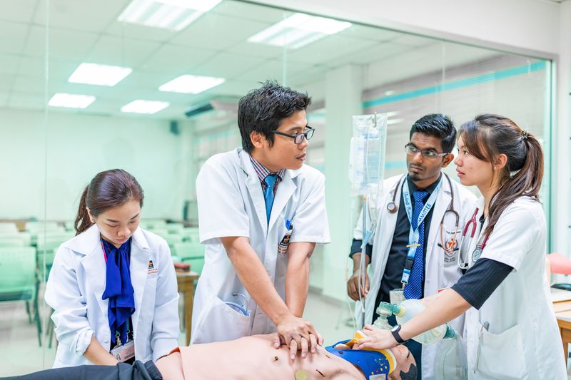 在临床技能实验室练习心肺复苏术的医学生。