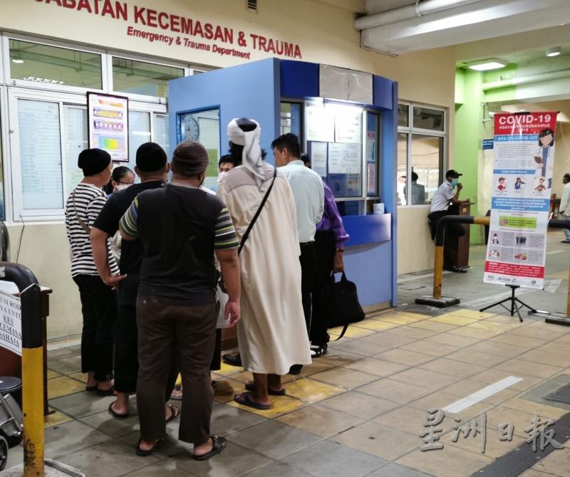 传教士及民众出现在亚庇医院急诊部外检测柜台。