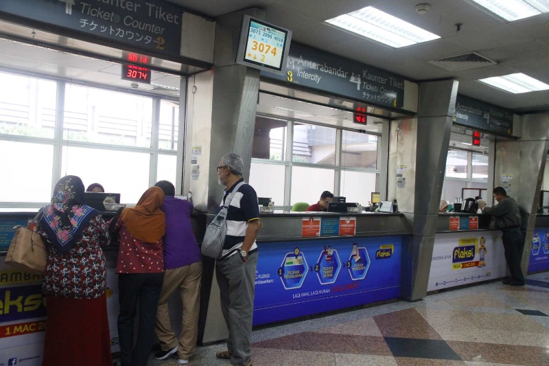 或许是民众对马来亚铁道公司开放出售4月起至5月杪的火车车票并不知情，或是在冠病的肆虐下，避免到公众场合，造成前来吉隆坡中环广场购买火车车票的乘客非常稀少。