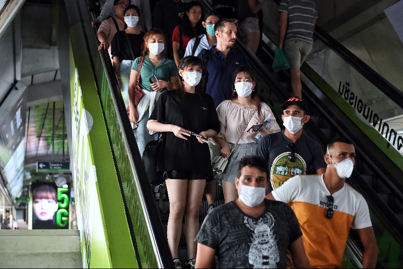 泰国出现最大的病毒感染组。图为首都曼谷地铁站外的人群。（法新社）