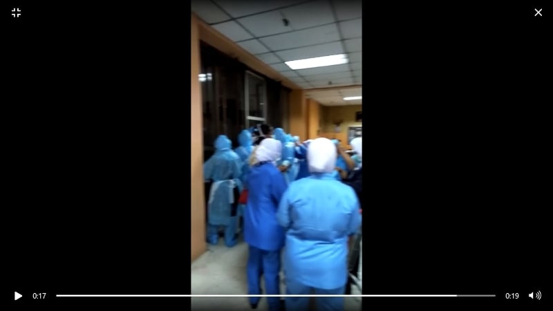 根据网友拍摄后流传的19秒视频，医护人员都全副武装对抗冠病疫情。
