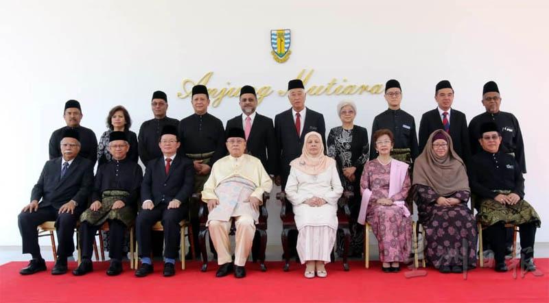 槟州元首伉俪和槟州行政议会新阵容合照。