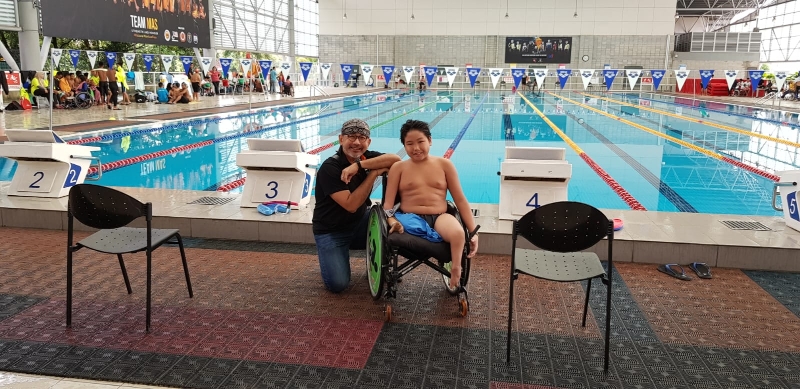 李荣祥（左）与李克在以前的游泳活动中的合照。