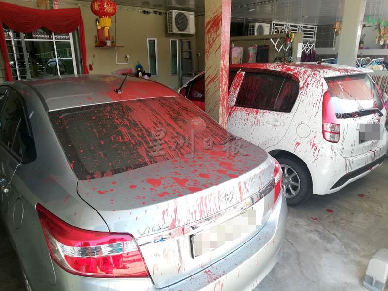 停放在房子前的2辆轿车被泼上红漆遭殃。