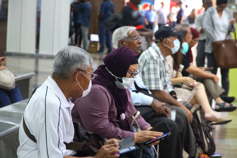 在吉隆坡中环广场内，除了职员和清洁工人外，还是有民众注重个人卫生，而戴上口罩，惟人数不多。